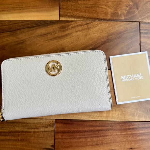 Michael Kors Fulton Large light Cream Pebbled Leather phone case Wallet … - Picture 1 of 8